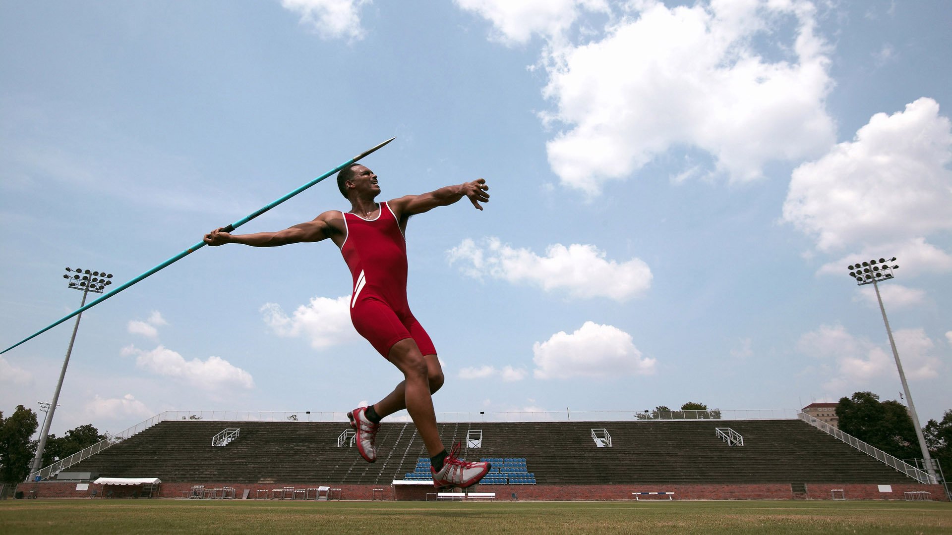 萨巴伦卡一剑封喉，广东男篮击溃湖人杀入四强，赛场故事直击人心